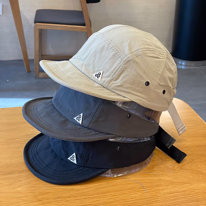 Ulike livsstilsscener som viser allsidigheten til vintage baseballcapsen
