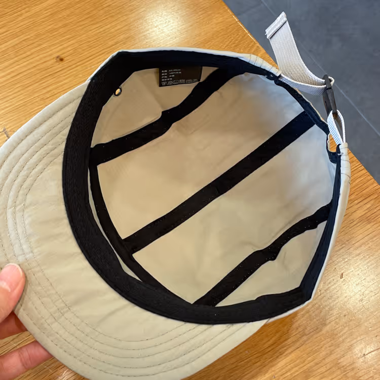 Nærbilde av klassisk duckbill snapback-struktur som holder formen
