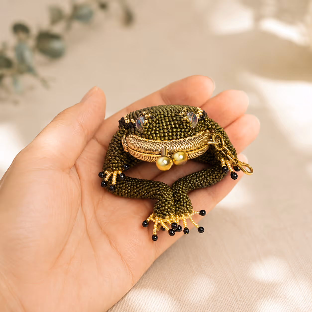 Frog purse in hand