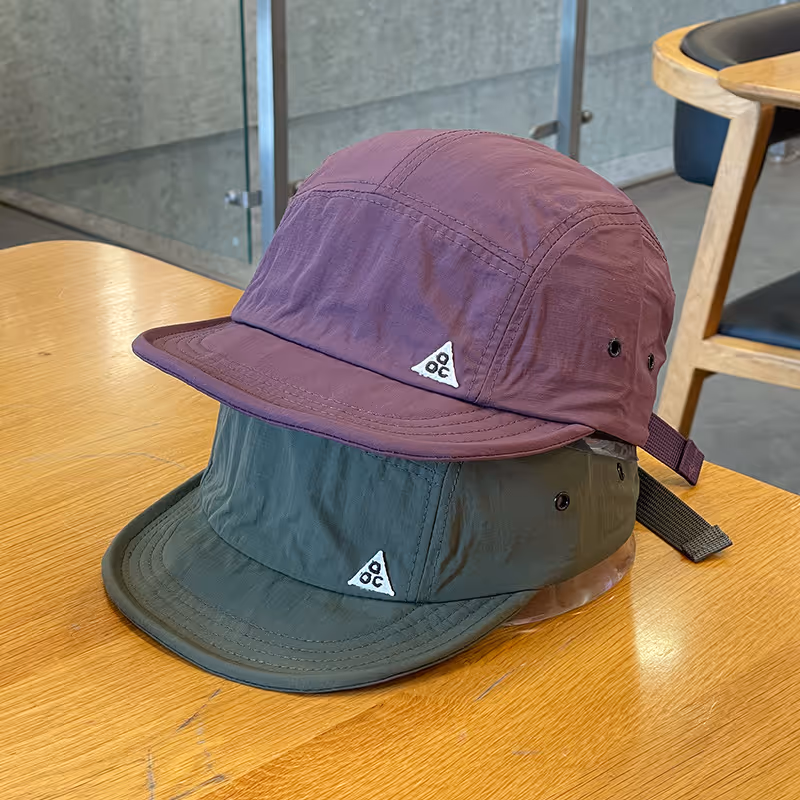 Mann iført en vintageinspirert japansk baseballcaps i et stilig streetwear-miljø
